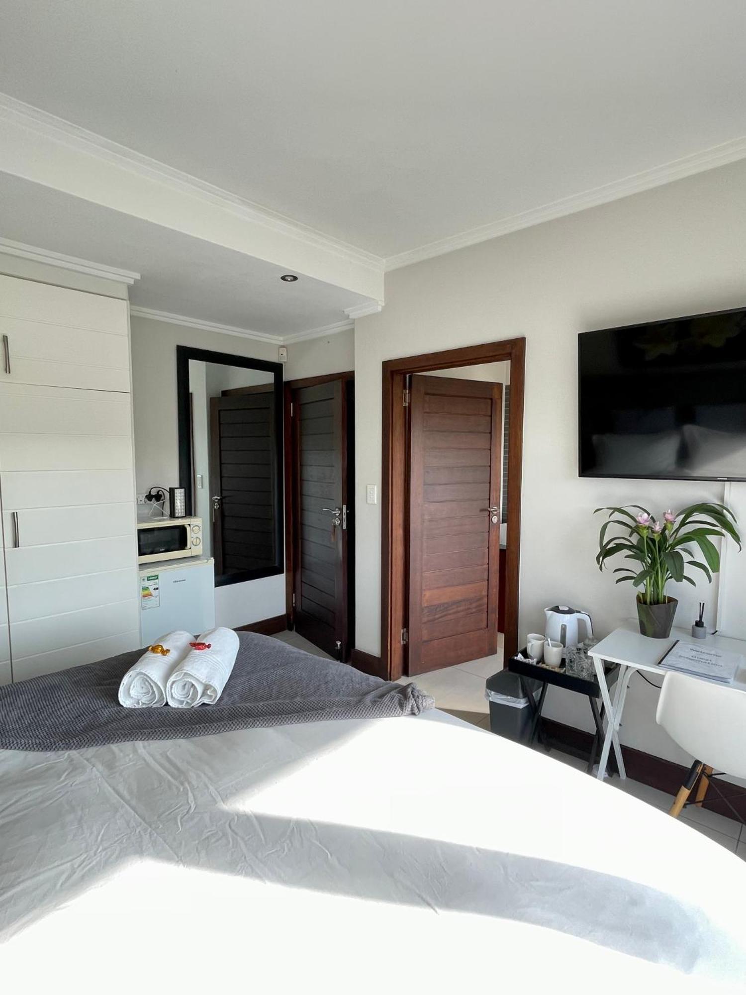 Apartment Luxury With Private Balcony And Stunning Dam Views Ballito